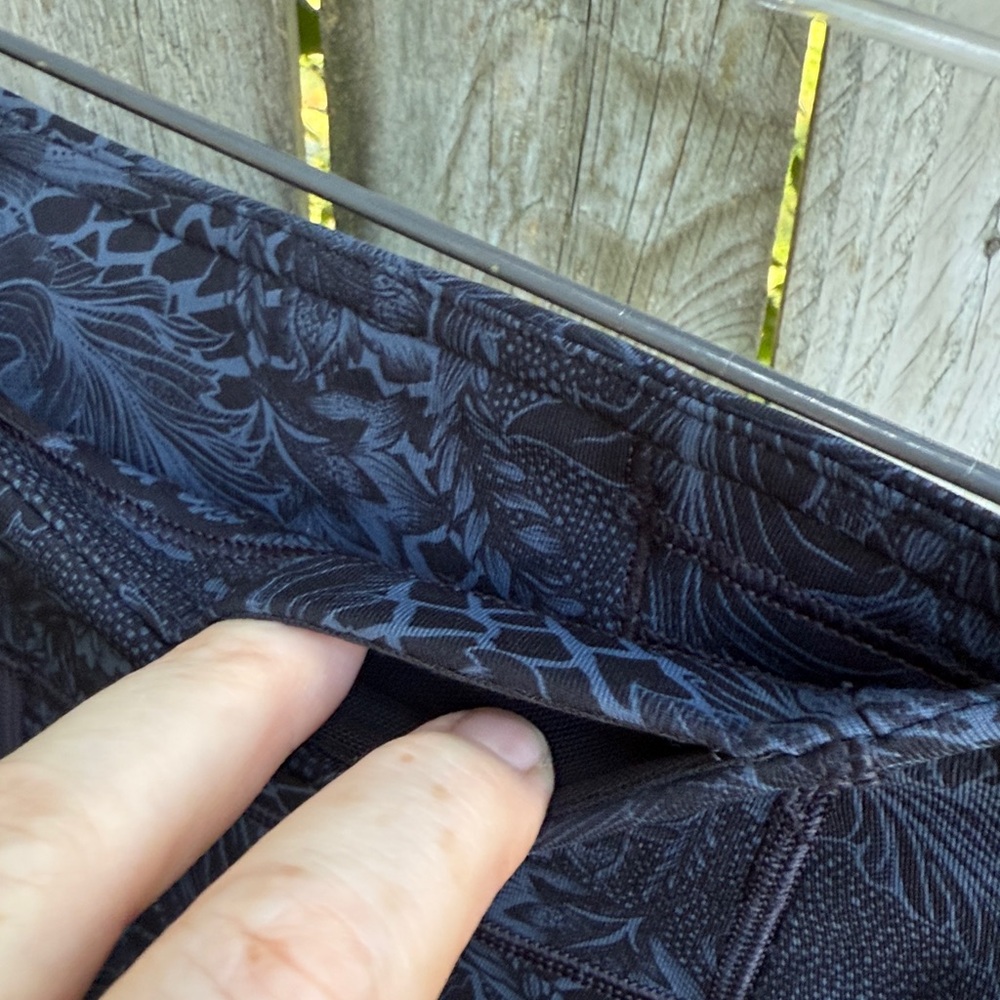 Women's Black Patterned Leggings - Picture 9 of 16